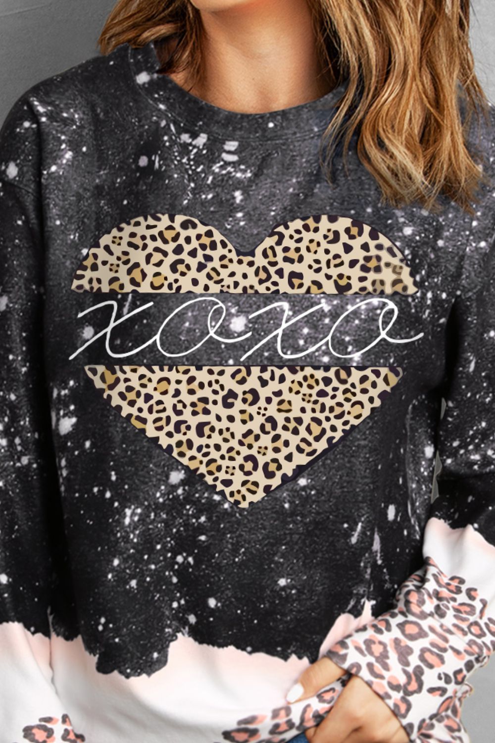 Leopard Heart Graphic Long Sleeve Sweatshirt